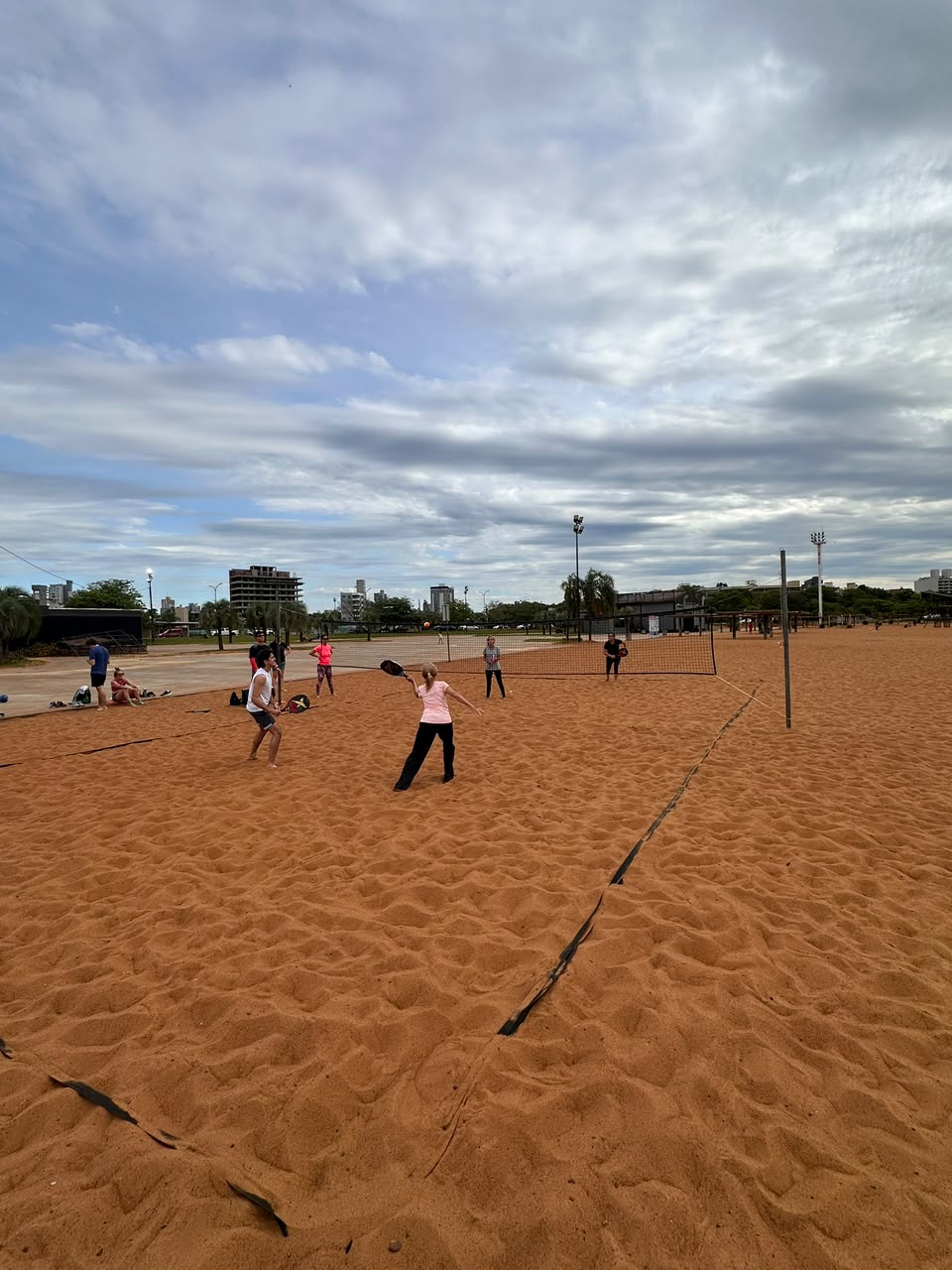 <p>Invitan a vecinos y vecinas a practicar beach tenis en El Brete</p>